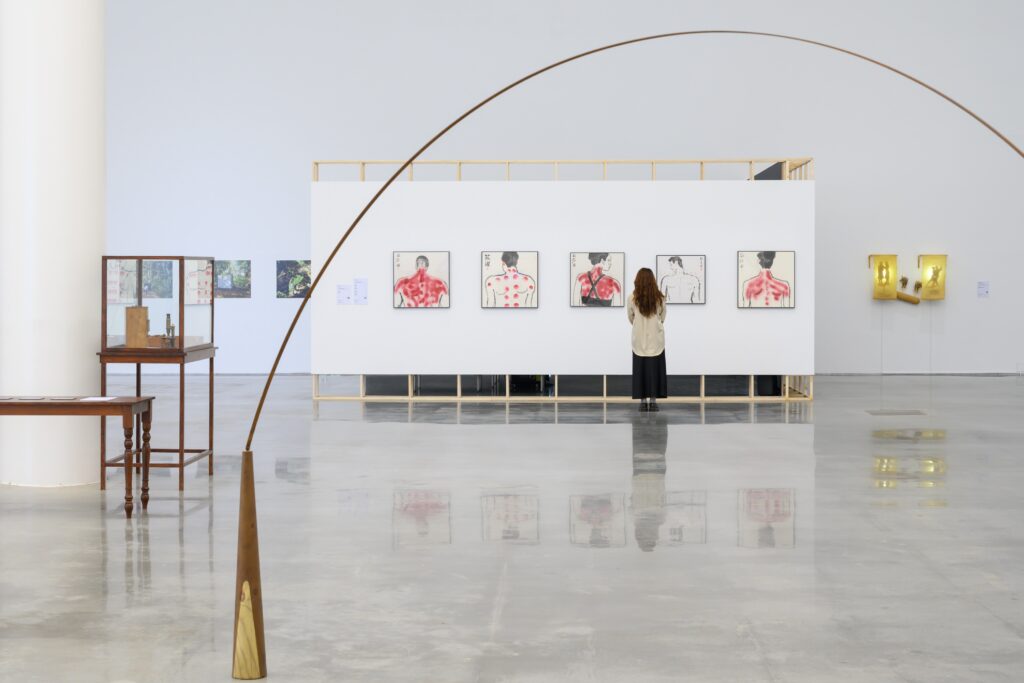展覽室C，子題「熱暑人：高溫塑形」。攝影：卓杜信XhinMania。圖片提供：臺中市立美術館。