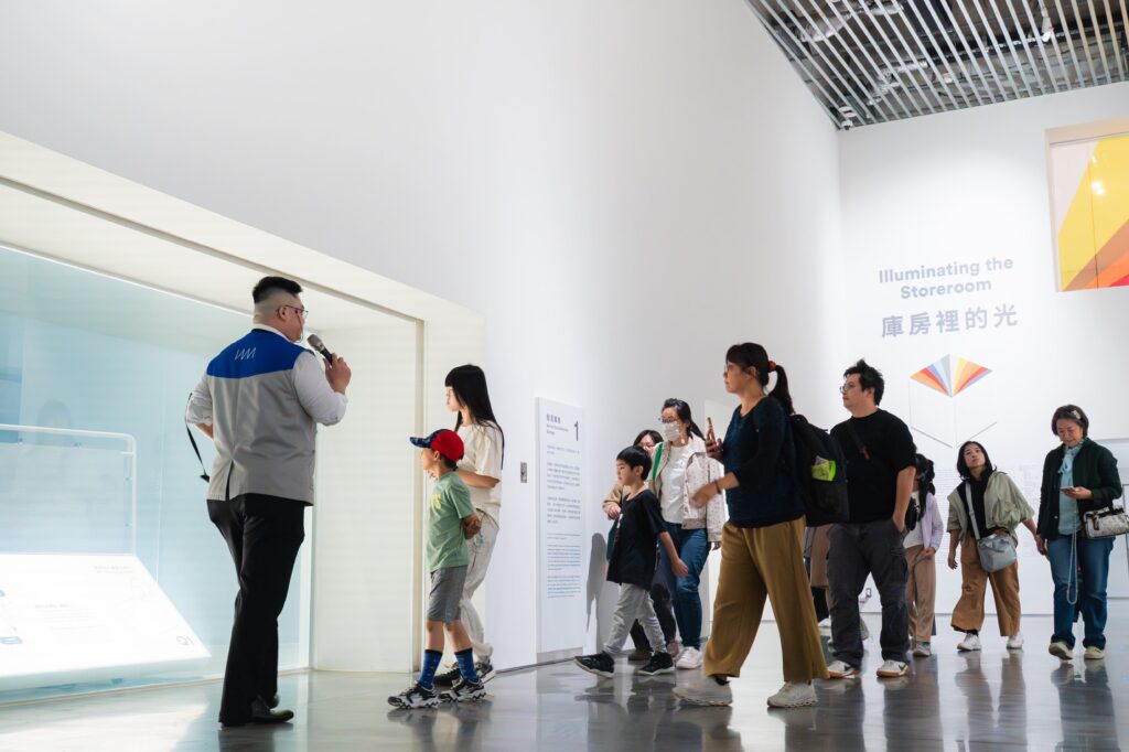 志工導覽員於本館地下二樓典藏教育展進行導覽，帶領民眾認識典藏作品與半開放式庫房空間。圖片來源：臺中市立美術館提供